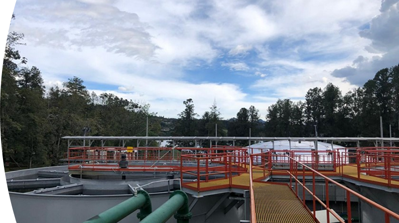 Configuración industrial con varias tuberías , válvulas y maquinarias