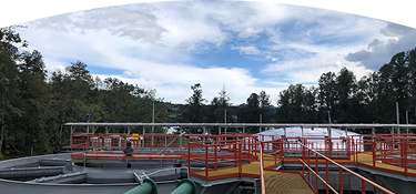 Configuración industrial con varias tuberías , válvulas y maquinarias