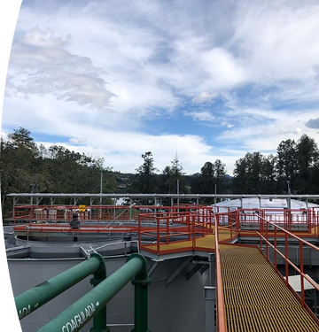 Configuración industrial con varias tuberías , válvulas y maquinarias