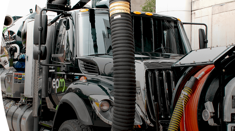 Camión especializado tipo váctor negro con logotipo de EPM.