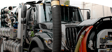 Camión especializado tipo váctor negro con logotipo de EPM.