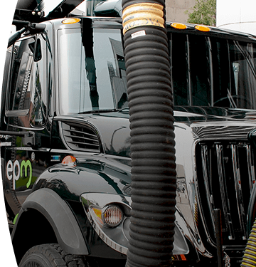 Camión especializado tipo váctor negro con logotipo de EPM.