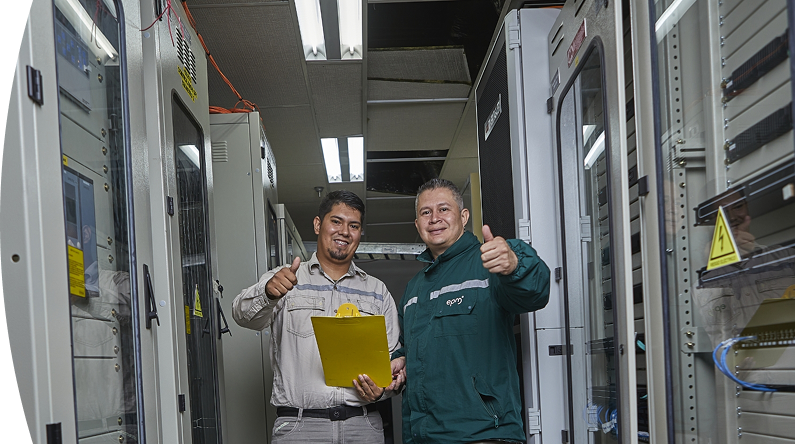 Fotografía de 2 empleados de EPM posando
