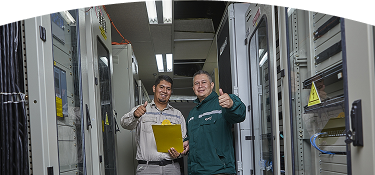 Fotografía de 2 empleados de EPM posando