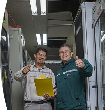 Fotografía de 2 empleados de EPM posando