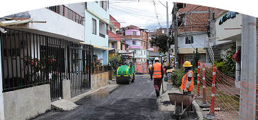 Trabajadores de construcción en una calle 