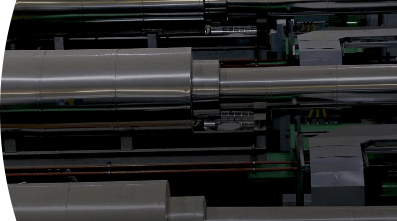 Tuberías metálicas de gran tamaño en una instalación industrial con estructura de soporte verde