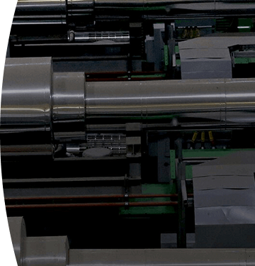 Tuberías metálicas de gran tamaño en una instalación industrial con estructura de soporte verde