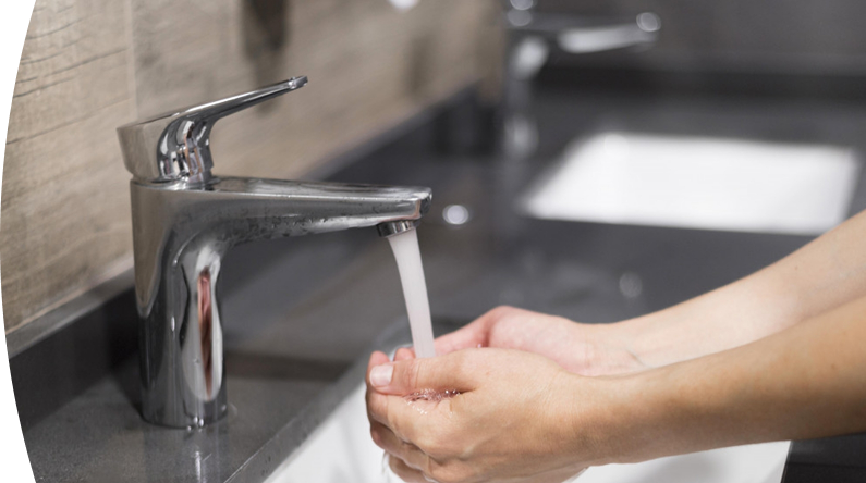 Banner con titulo "Tarifas Aguas", acompañado de imagen de manos abiertas recibiendo agua de un grifo en un lavamanos