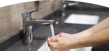 Banner con titulo "Tarifas Aguas", acompañado de imagen de manos abiertas recibiendo agua de un grifo en un lavamanos