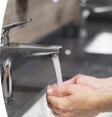 Banner con titulo "Tarifas Aguas", acompañado de imagen de manos abiertas recibiendo agua de un grifo en un lavamanos