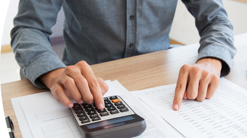 Banner "Tarifas de años anteriores" acompañado de fotografía de las manos de una persona revisando documentos financieros sobre una mesa.