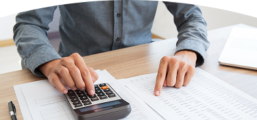 Banner "Tarifas de años anteriores" acompañado de fotografía de las manos de una persona revisando documentos financieros sobre una mesa.