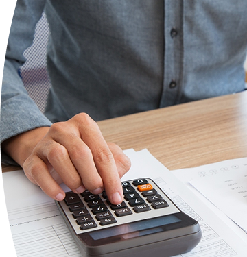 Banner "Tarifas de años anteriores" acompañado de fotografía de las manos de una persona revisando documentos financieros sobre una mesa.