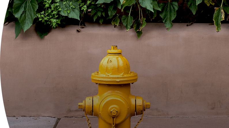 Un hidrante amarillo en una acera