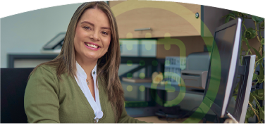 Mujer trabajadora de EPM en un punto de atención al ciudadano