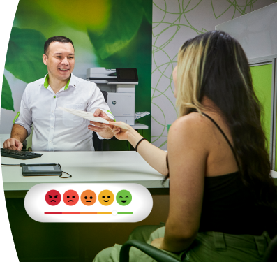 Asesor de atención al cliente de EPM entregando documentos a una usuaria en un cubículo de oficina