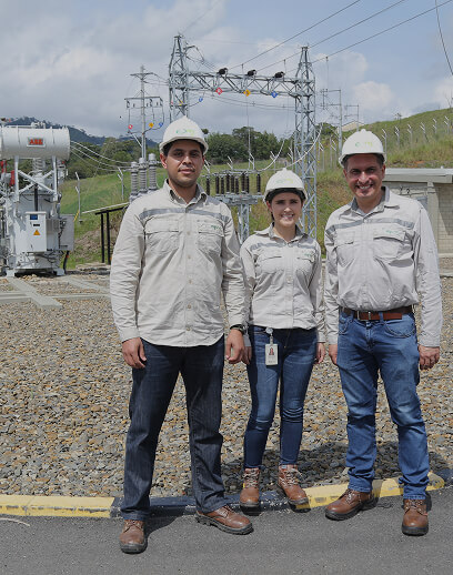 Equipo de trabajadores de EPM con casco y uniforme en una subestación eléctrica.