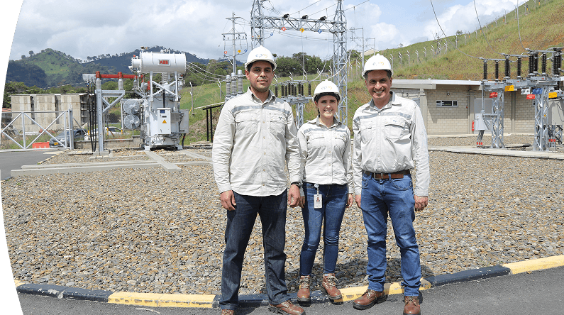 Equipo de trabajadores de EPM con casco y uniforme en una subestación eléctrica.