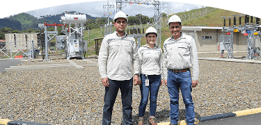 Equipo de trabajadores de EPM con casco y uniforme en una subestación eléctrica.