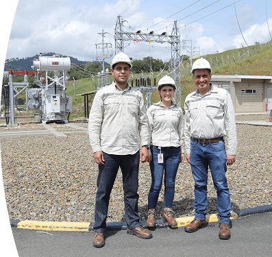 Equipo de trabajadores de EPM con casco y uniforme en una subestación eléctrica.