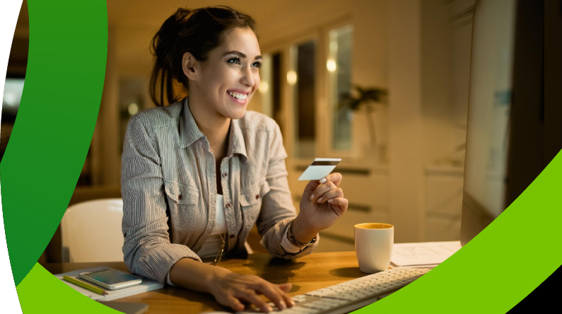 Mujer realizando un pago de manera online