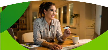 Mujer realizando un pago de manera online