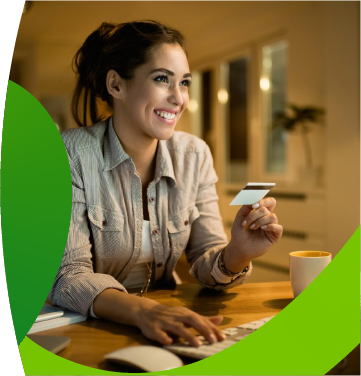 Mujer realizando un pago de manera online