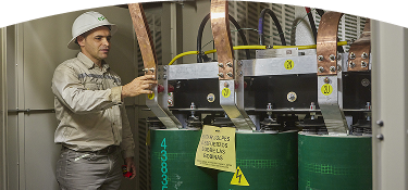 Funcionario de EPM revisando subestación subterránea eléctrica