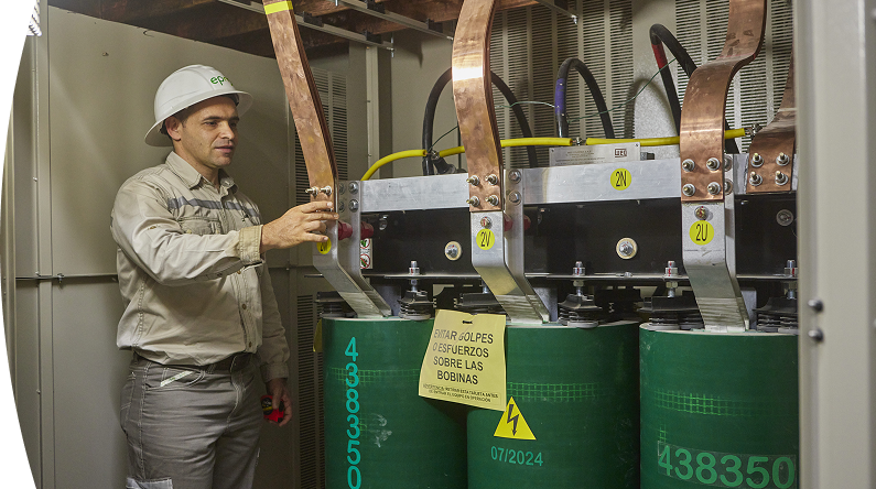 Funcionario de EPM revisando subestación subterránea eléctrica