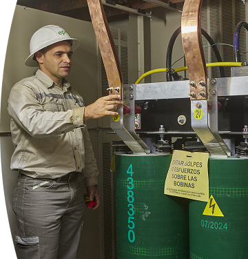 Funcionario de EPM revisando subestación subterránea eléctrica