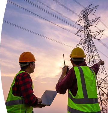 Banner "Energía constructor y urbanizador" con imagen de dos trabajadores con cascos y chalecos reflectantes observan y señalan una torre electrica al atardecer