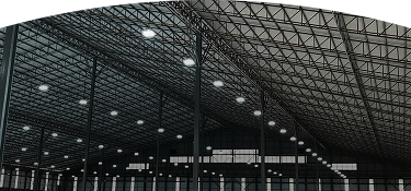 Vista de una bodega industrial moderna con estructura metálica y techo de gran altura iluminado con luces led