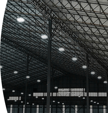 Vista de una bodega industrial moderna con estructura metálica y techo de gran altura iluminado con luces led