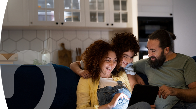 Familia disfrutando juntos en casa mientras usan una tablet en la sala