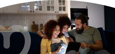 Familia disfrutando juntos en casa mientras usan una tablet en la sala