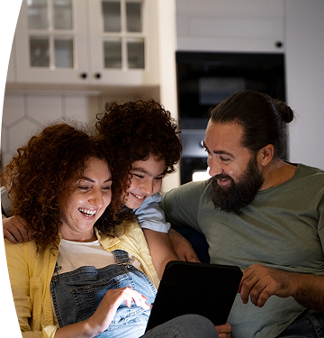 Familia disfrutando juntos en casa mientras usan una tablet en la sala