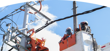  trabajador en una grúa elevadora reparando cables de electricidad