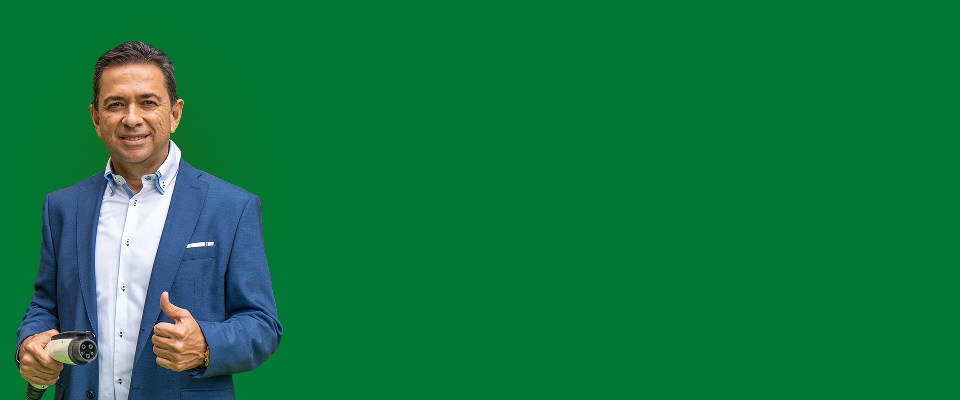 Hombre trabajador de epm sosteniendo conector de carga eléctrica