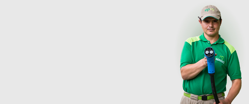 Hombre trabajador de epm sosteniendo conector de carga eléctrica