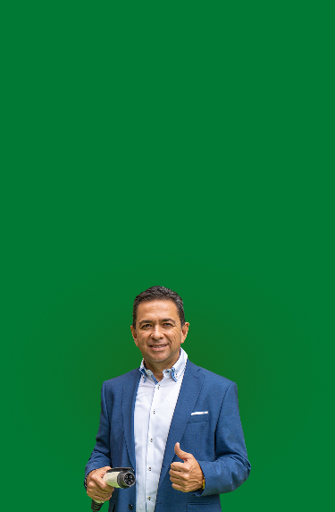 Hombre trabajador de epm sosteniendo conector de carga eléctrica