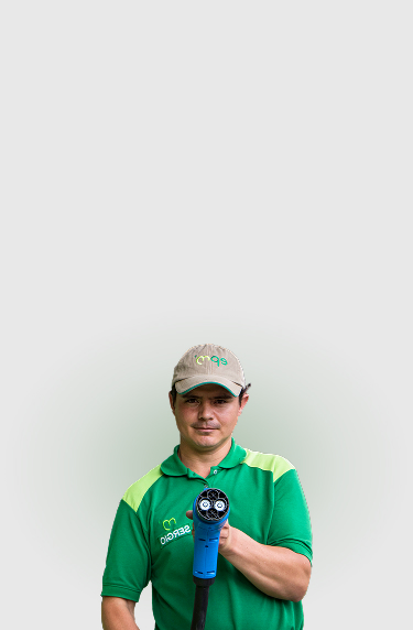 Hombre trabajador de epm sosteniendo conector de carga eléctrica