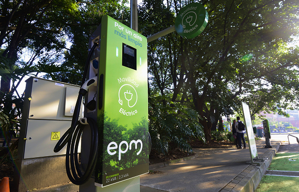 Fotografía de una estación de carga eléctrica