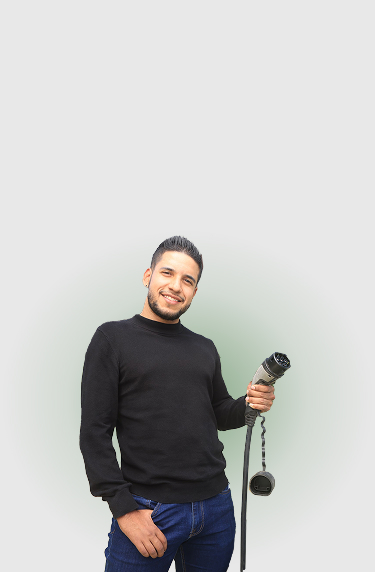 Hombre sostiene conector de carga eléctrica