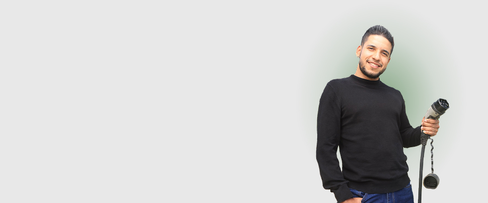 Hombre sosteniendo conector de carga eléctrica