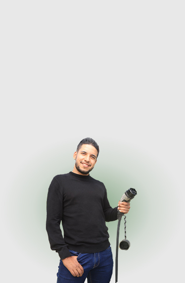 Hombre sosteniendo conector de carga eléctrica