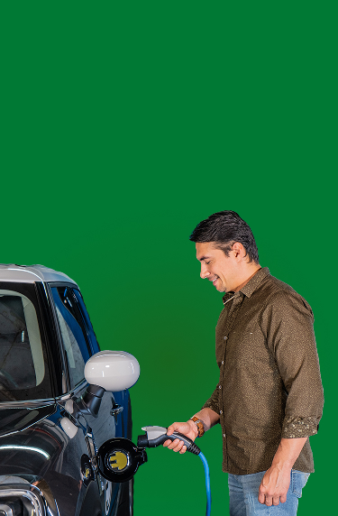 Hombre sostiene conector de carga eléctrica