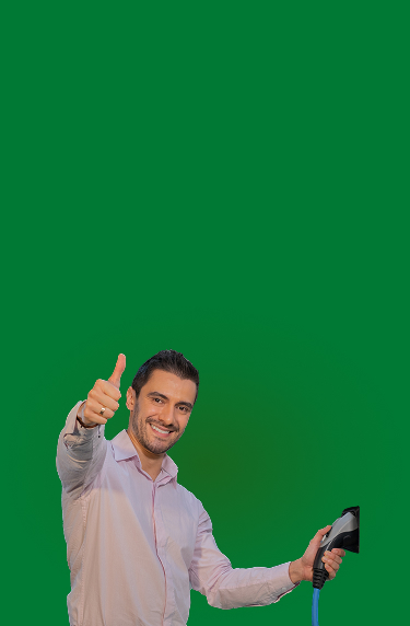 Hombre sosteniendo conector de carga eléctrica