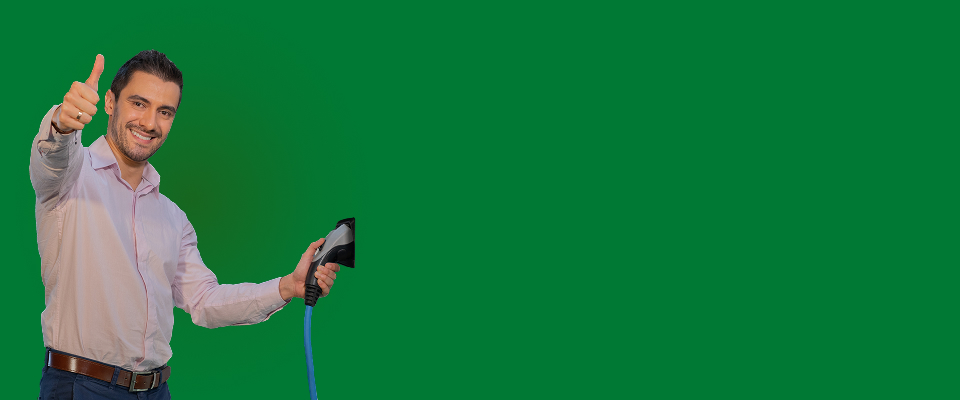 Hombre sosteniendo conector de carga eléctrica