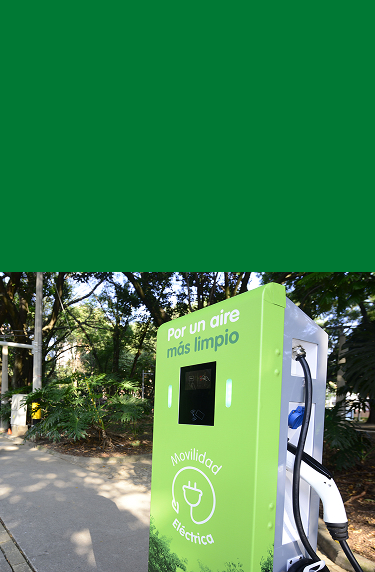 Un usuario conectando un auto eléctrico a estación de carga en fondo claro